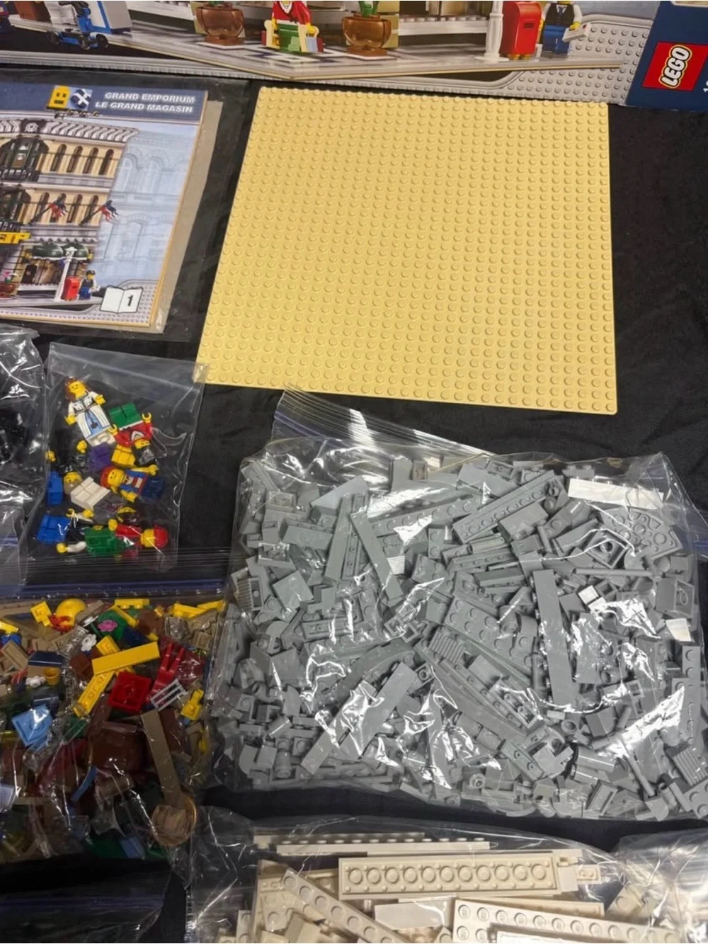 LEGO set 10211 Grand Emporium Modular Building 100% complete